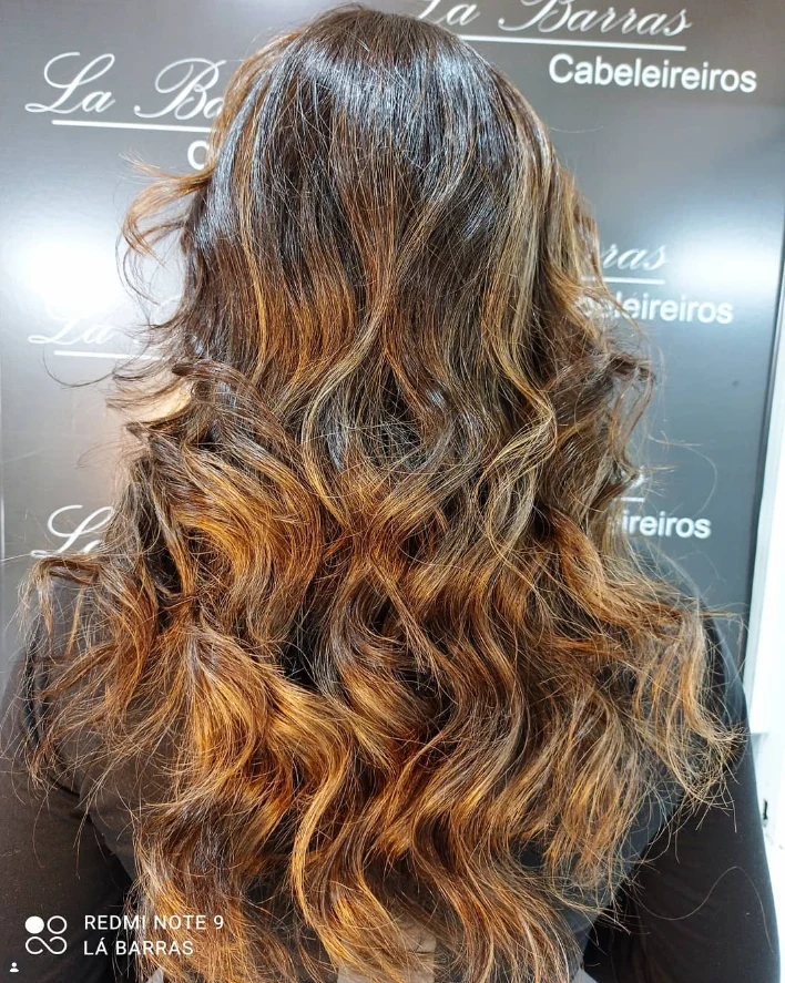 Morena iluminada com ondas