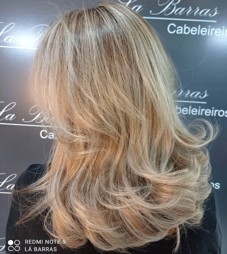 Loiro com mechas e movimento
