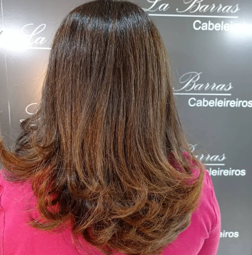 Cabelo castanho longo com finalização em ondas