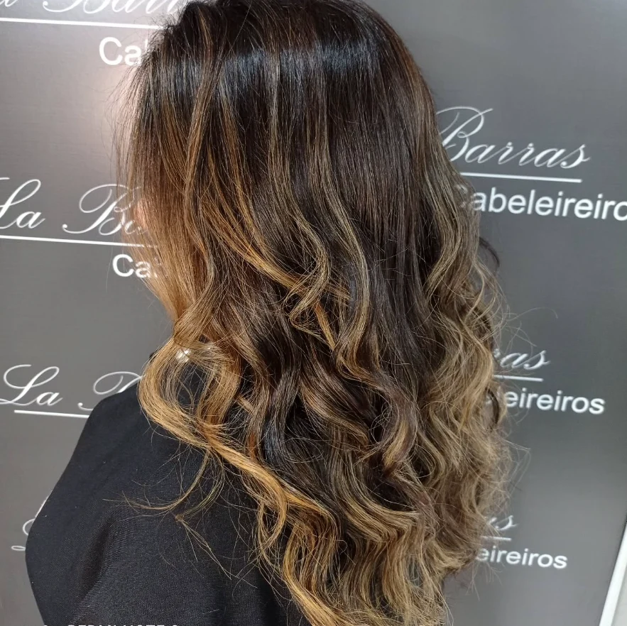 Cabelo longo com ondas e iluminação dourada, trabalho do La Barras