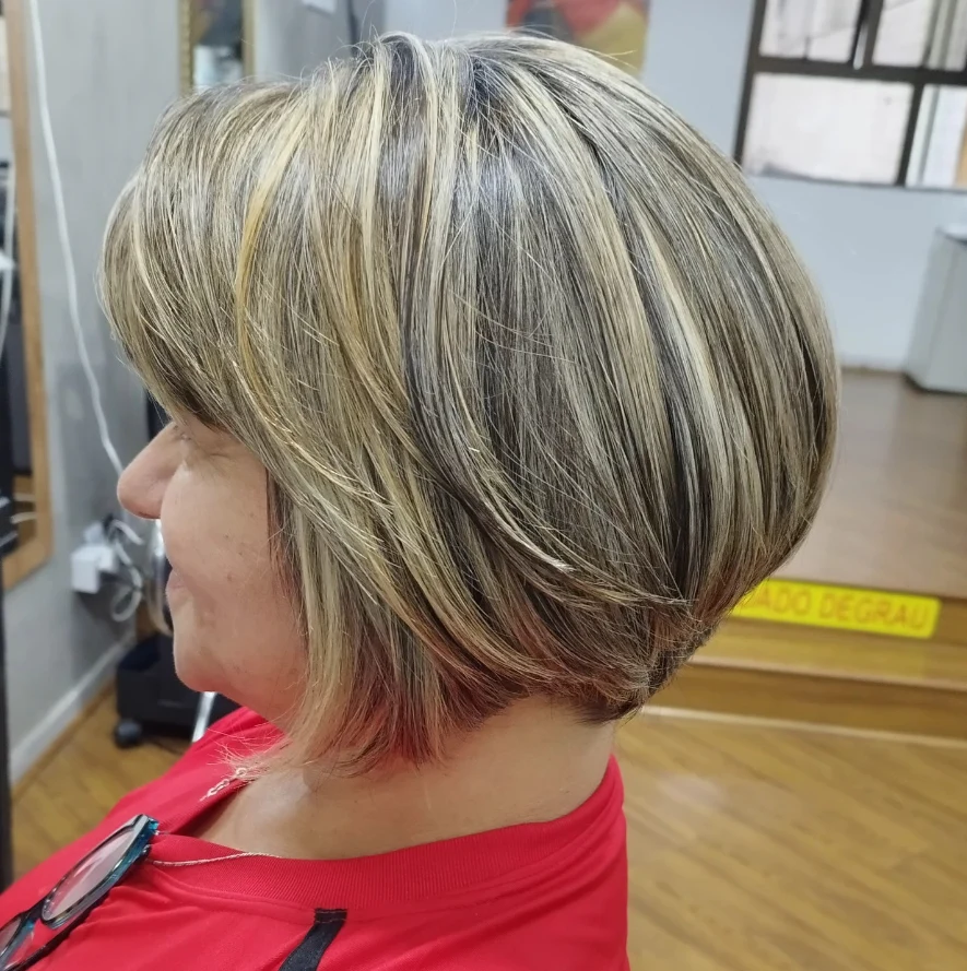 Corte curto com mechas claras