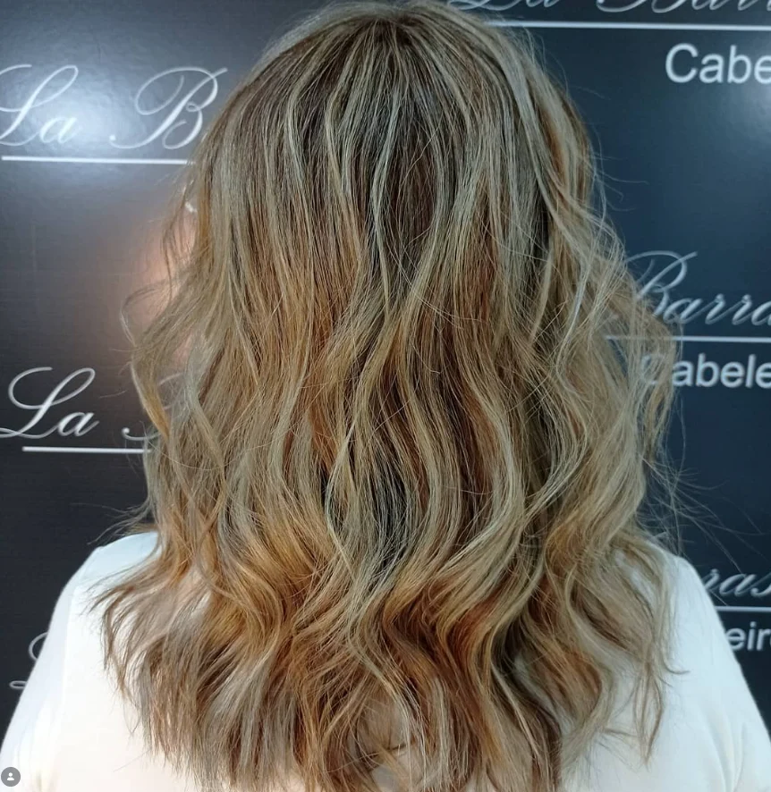 Mechas claras em cabelo na altura dos ombros