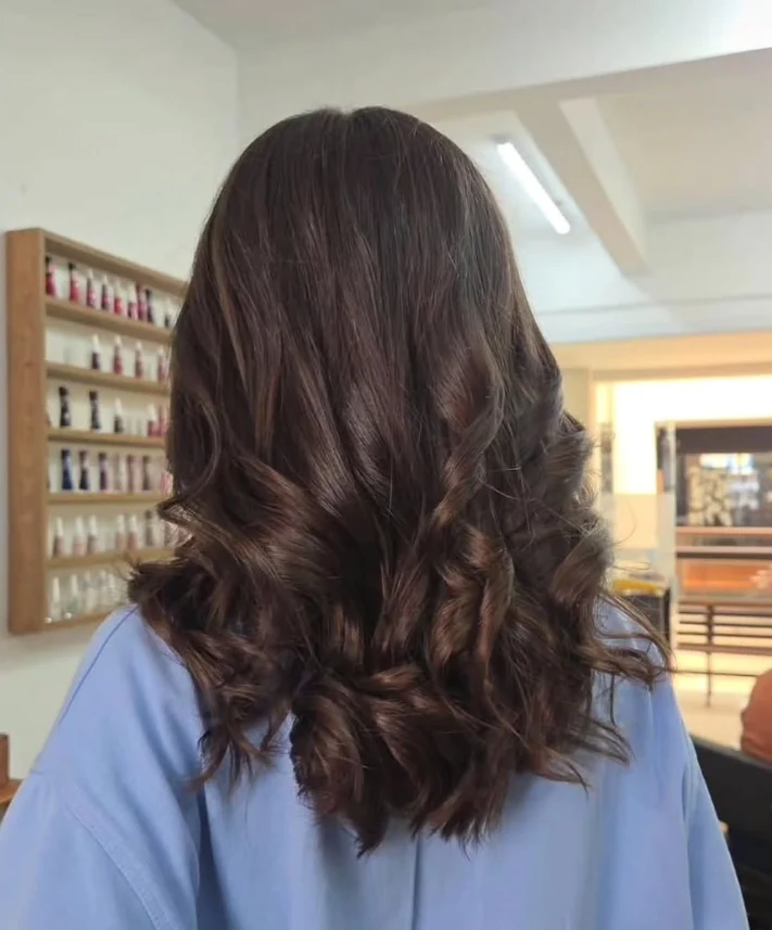 Cabelo castanho com ondas suaves